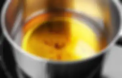 Ibu-ibu di Rumah Tak Perlu Khawatir Lagi, Coba Ikuti Cara Mudah Ini untuk Bersihkan Minyak Goreng Bekas Agar Jernih Kembali, Para Chef Sudah Buktikan!