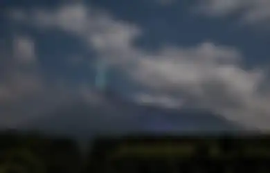 Foto Kilatan Cahaya di Gunung Merapi Viral, Benarkah Meteor? Ini Penjelasan LAPAN   