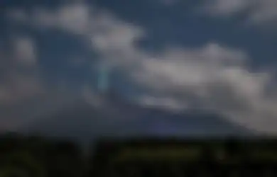 Viral Foto Kilatan Cahaya yang Diduga Sebagai Meteor Jatuh di Puncak Gunung Merapi, ini Kata LAPAN