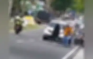 Viral Cewek Jalan Santai di Tengah Jalan Raya Bikin Kemacetan Panjang, Begini Kronologinya