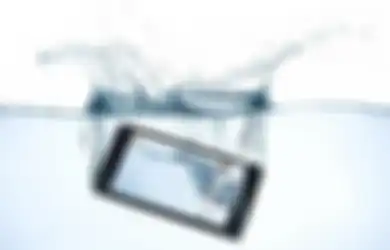 Nggak Sengaja Handphone Nyemplung ke Air sampai Bikin Kita Kalut, Tenang Praktikkan Cara Tepat Selamatkan Ponselmu