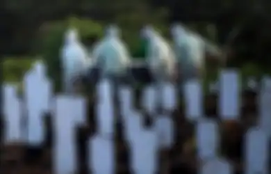Viral Video Mencekam Petugas Makamkan 118 Jenazah, Antrean Ambulans Bergilir Bawa 4 Pasien Covid-19