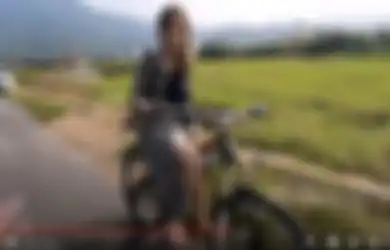Terguling di Jalan hingga Bikin Kakinya Memar, Nia Ramadhani Justru Jadi Bahan Ketawaan Asprinya Saat Alami Kecelakaan Sepeda: Aduh Keambil Kamera Nggak Yah Bu