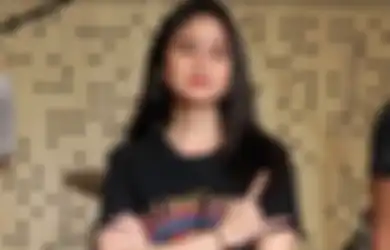 Anti Boring! Tiru 4 Cara Tampil Keren Pakai Kaos Hitam ala Tissa Biani!