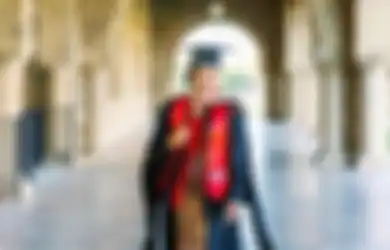 Lihat Kerennya Maudy Ayunda Berfoto Usai Lulus S2 dari Stanford University di Dua Jurusan
