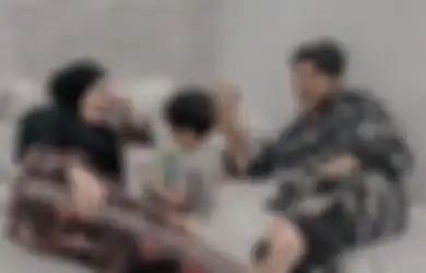 Emak-emak Makin Tergila-gila, Arya Saloka Terekam Kamera Sempatkan Salat di Ruangan Seadanya Meski Sedang Sibuk-sibuknya Syuting Ikatan Cinta, Netizen: Meleleh Banget...