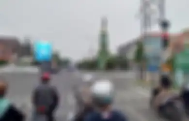 Kaki Mana yang Sebaiknya Turun saat Motor Berhenti? Kanan atau Kiri?