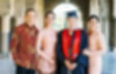 Paras Cantiknya Curi Perhatian di Hari Kelulusan sang Kakak, Adik Maudy Ayunda Ternyata Lulusan Universitas Bergengsi di Inggris, Intip Deretan Potret Cantiknya!