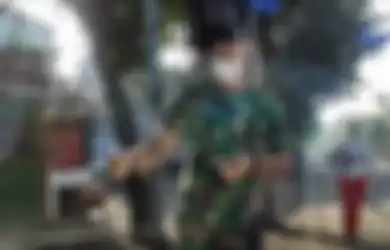 Modal Baju Loreng dengan Wajah yang Selalu Diblur, Anggota TNI AU Ini Viral Sampai Panen Pujian Berkat Aksinya yang Suka Berbagi Tanpa Pandang Bulu, Parasnya Masih Misterius Hingga Kini