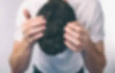 Biar Nggak Sia-sia, Ini Alasan Rambut Uban Nggak Boleh Dicabut!