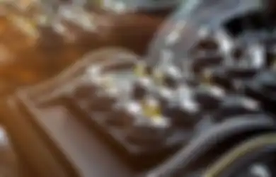 Geledah Rumah Mantan Walikota, Polisi Terkejut Temukan Ceceran Emas  dan Uang  37 Miliar yang Disembunyikan di Tempat Tak Terduga 