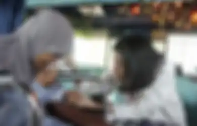 Rindu Sedikit Terobati, Ibunda Nike Ardilla Tak Kuasa Tahan Haru hingga Terus  Genggam Erat Tangan Amel si Gadis Berparas Plek Ketiplek dengan Mendiang Putrinya, Netizen: Merinding