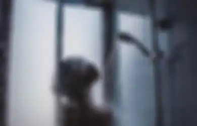 Ditegur Kamar Mandinya Tembus Pandang hingga Tubuhnya Terekspos Jelas Saat Mandi, Wanita Ini Lakukan Hal Terduga Tanggapi Keluhan Tetangganya