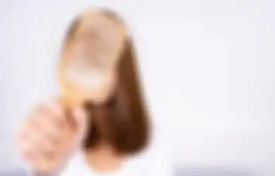 Jangan Anggap Sepele, 6 Kesalahan Sepele Ini Bisa Bikin Rambut Rontok, Salah Satunya Melewatkan Sarapan, Kok Bisa?
