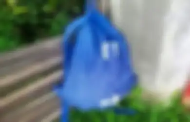 Beranikan Diri Keluar Rumah Gegara Dengar Suara Aneh, Wanita Ini Dapati Ransel Bergantung di Pagar yang Isinya Bikin Syok!