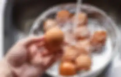 Nyawa Seisi Rumah Bisa Terancam, Hentikan Sekarang Juga Kebiasaan Mencuci Telur Sebelum Disimpan, Ganti dengan Solusi Aman Ini