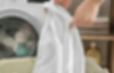 Iseng Gunakan Sabun Cuci Piring untuk Cuci Kemeja Putih, Hasilnya Bikin Girang Ibu-ibu Se-Indonesia!