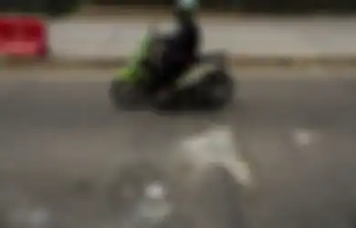 Teknik Aman Hadapi Lubang di Jalan saat Berkendara Motor!