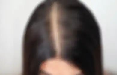 Sering Dilakukan, Padahal 5 Kebiasaan Ini Bikin Rambut Makin Tipis!