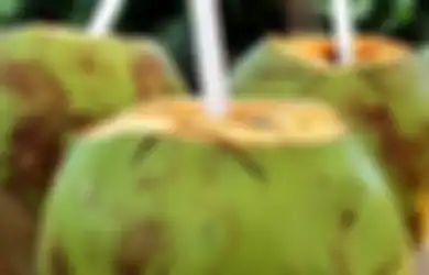 Rutin Minum Air Kelapa Selama Seminggu, Wanita Ini Syok Alami Hal Tak Terduga Pada Tubuhnya