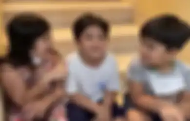 Bikin Haru Keluarganya, Ponakan Raffi Ahmad yang Masih Kecil Berikan Uang Endorsenya untuk Sang Pengasuh