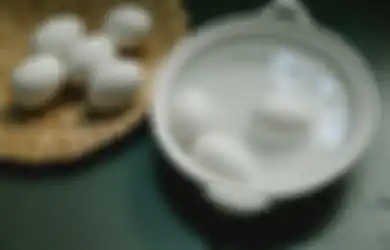 Cara Ajaib Kupas Telur dengan Es Batu, Hasilnya Sempurna Bak Chef Ternama