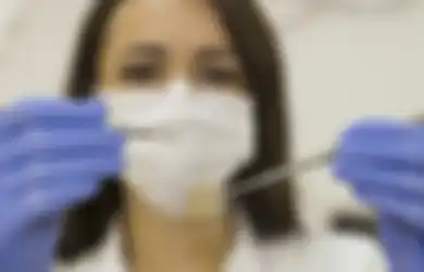 Berlagak Jadi Dokter, Wanita Ini Nekat Cabut Paksa Gigi Anaknya dengan Tang di Tempat Umum, Namun yang Terjadi Selanjutnya Justru Bikin Ngeri