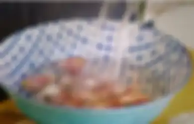 Semudah Ini Tapi Ibu-Ibu Belom Pada Tahu, Ternyata Mengupas Bawang Bisa Semudah Ini, Koki Ini Bocorkan Cara Tercepat Mengipas Bawang