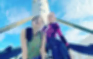 Jennie BLACKPINK Foto Bareng Grimes di Depan Roket SpaceX, Sinyal Akan Collab?