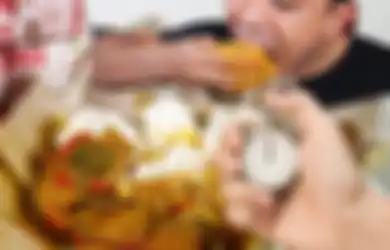 Foto Meme Kocak Makan di Warteg 20 Menit Viral, Komentar Chef Arnold Bikin Netizen Lupakan PPKM