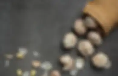 Awalnya Cuma Coba-coba, Wanita Ini Malah Ketagihan Makan Bawang Putih Sebelum Tidur Gegara Perubahan yang Terjadi
