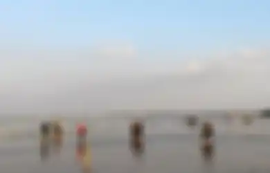 Nikmati Piknik Sambil Coba Pengobatan Alternatif, Lokasi Wisata Pantai di Cirebon Ini Tawarkan Pengalaman Berendam untuk Sembuhkan Stroke
