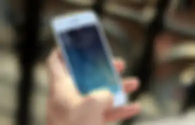 Bukannya Untung Malah Buntung, Mulai Sekarang Jangan Lagi Gunakan Benda-benda ini untuk Bersihkan Handphone Milikmu, Termasuk Alkohol