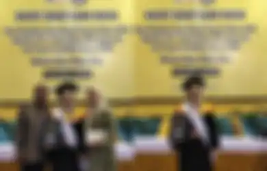 Tukang Parkir Ini Bangga Setengah Mati Anaknya Bisa Jadi Wisudawan Terbaik dengan IPK 4.0, Perihnya Cari Biayai Kuliah Akhirnya Terungkap hingga Bikin Haru