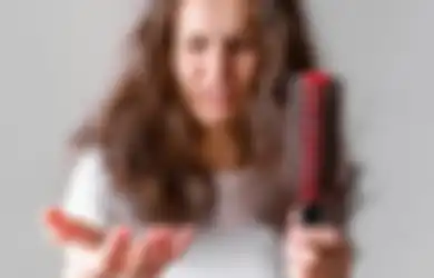 Gegara Nyisir Rambut Malah Bikin Rontok? Ikuti Trik Simpel Ini!