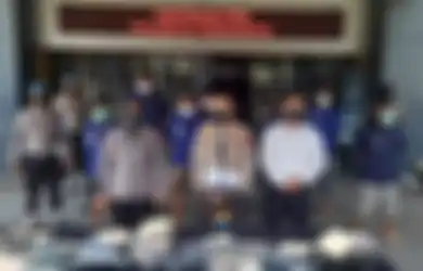 Heboh 10 Orang Nekat Pukuli Seorang Warga di Solo Secara Membabi-buta, Polisi yang Berniat Lerai Justru Ikut Kena Bogem, Terkuak Alasannya yang Bikin Syok!