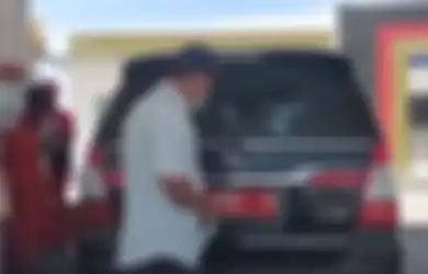 Bapak-bapak Beraksi Bak Tukang Sulap di SPBU, Ubah Pelat Nomor Mobil yang Semula Merah Jadi Hitam, Hukuman Berat Ini Mengintai