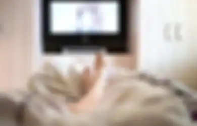Jangan Sepelekan Kebiasaan Menonton TV yang Salah,  Bisa Picu  Obesitas dan Rusak Kesehatan