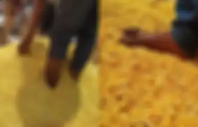 Tolong Lebih Waspada! Pengemasan Camilan Ini Jauh Dari Kata Bersih hingga Diinjak-injak Pakai Kaki Pekerjanya Saat Dikemas, Prosesnya Bikin Hilang Nafsu Makan