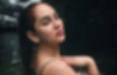 Pose Seksi Saat Duduk di Pinggir Kolam, Selebgram Hana Hanifah Malah Panen Sindiran Warganet Gegara Bagian Tubuhnya Ini