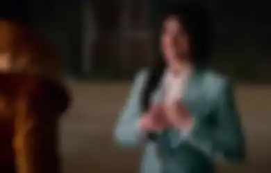 Camila Cabello Pakai Pantsuit ke Pesta Dansa di Film Cinderella! Yay or Nay?