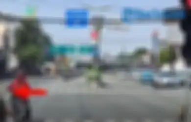Tak Terima Spion Motornya Tersenggol, Oknum Anggota TNI Ini Ngamuk hingga Gebrak Kaca Mobil Ambulans yang Sedang Bawa Bayi Dalam Kondisi Kritis