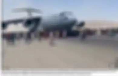 Pemerintah Bak Tak Lagi Bisa Diandalkan, Video Menyayat Hati Saat Warga Afghanistan Berebut Kejar Pesawat AS yang Siap Lepas Landas, Putus Asa dengan Nasib?