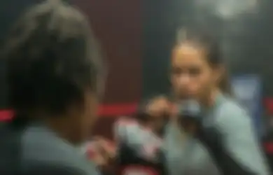 Halle Berry Ceritain Pengalaman Patah Tulang Rusuk Saat Syuting Film MMA 'Bruised'