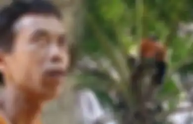 Meski Kondisi Matanya Buta Permanen, Bapak Ini Tetap Berjuang Panjat Puluhan Pohon Setiap Hari, Alasannya Bikin Terenyuh