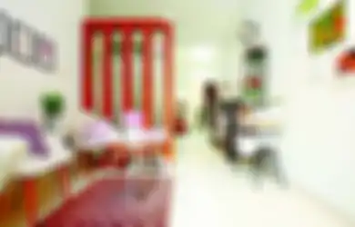 Kepincut Suasana Tropis, Rumah Ini Hadirkan Void dan Tanaman sebagai Aksen