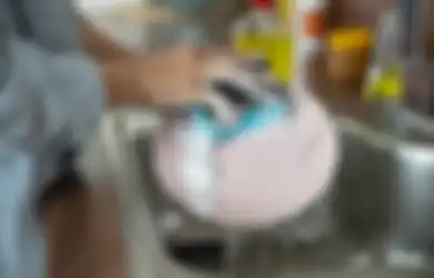 Mulai Sekarang Hentikan Kebiasaan Ini Saat Mencuci Piring, Orang Seantero Indonesia Gak Sadar Cara Mencuci Piring Ini Ternyata Sangan Beracun, Padahal Hampir Semua Orang Melakukannya!
