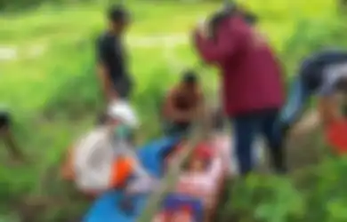 Heboh Wanita di Maluku Ditandu Lewati Bukit Sejauh 37 KM Demi Melahirkan di Puskesmas, Terungkap Fakta Mengejutkan di Baliknya