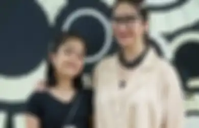 5 Gaya Kece Pakai Outfit Hitam ala Anak Novita Angie, Jemima Jasmine