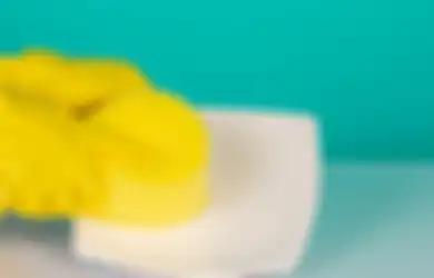 Banyak yang Salah Kaprah, Ternyata Bagian Kuning di Spons Cuci Piring Bukan Buat Bersihkan Sisa Makanan & Minyak, Begini Tips Hidup Cuci Piring yang Benar Agar Hasilnya Kinclong!